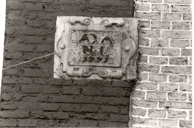 Gevelsteen/opschrift Grote Kerkstraat 44 (oostgevel), Harlingen Gevelsteen/opschrift Grote Kerkstraat 44 (oostgevel), Harlingen